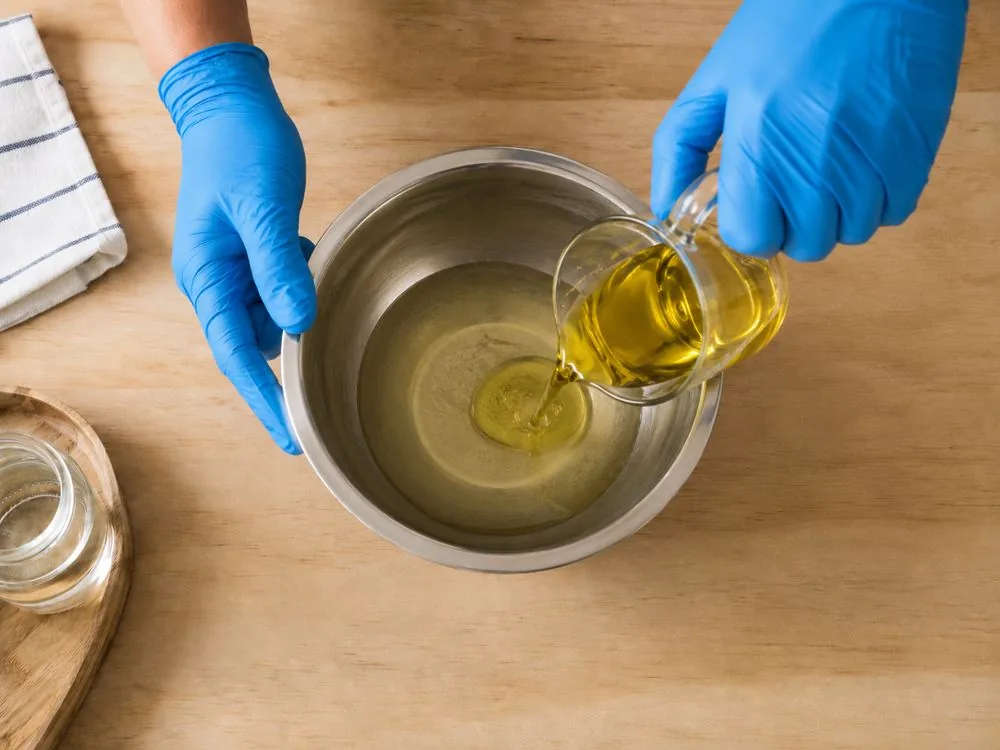 Mélange de l'huile d'olive avec les autres huiles de la recette